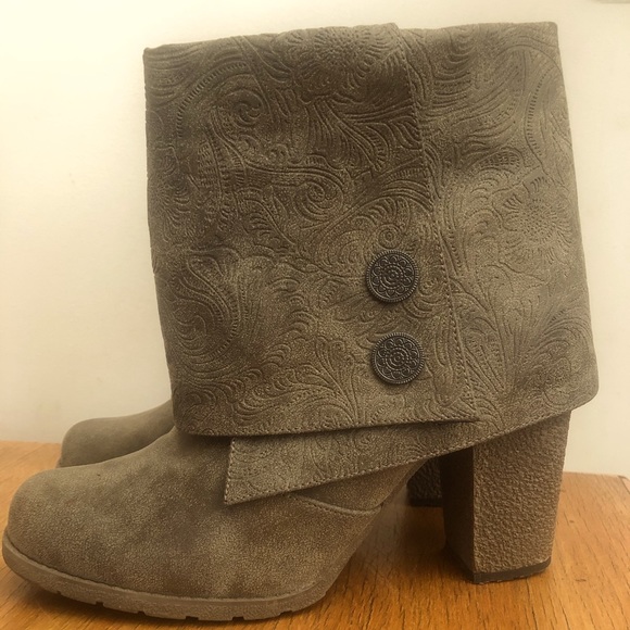 Size 9 mukluk brand faux leather ankle boots